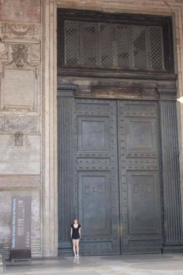 26. Самые старые двери в Риме из тех, что еще используются, Пантеон. Датируется 115 годом н.э. Двери отлиты из бронзы, каждая шириной 2,3 м и высотой 7,5 м, но их легко может открыть один человек