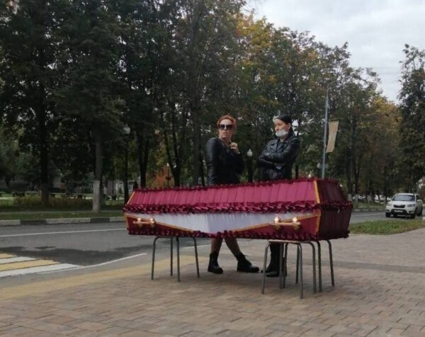 Жительница Балашихи из-за невозможности похоронить сестру привезла гроб с телом к администрации