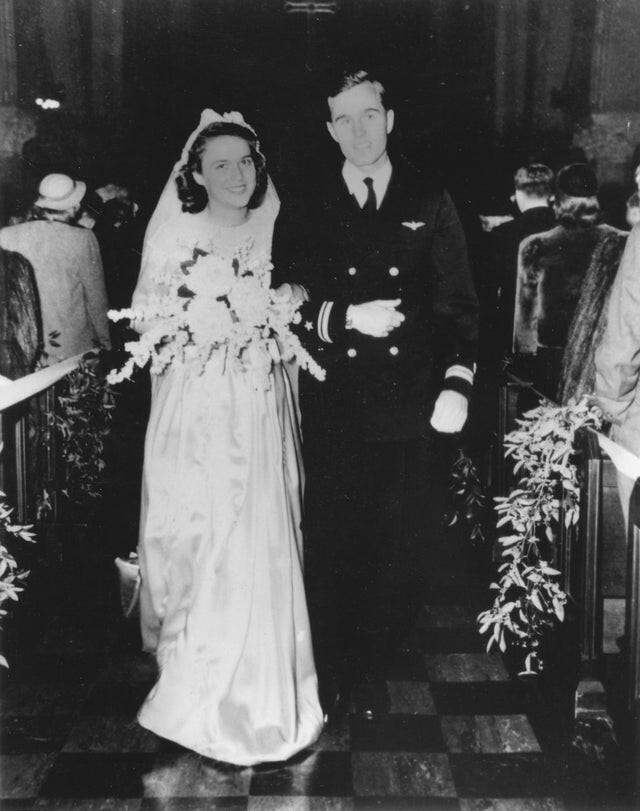 4. Молодожены Джордж и Барбара Буши, 6 января 1945 года