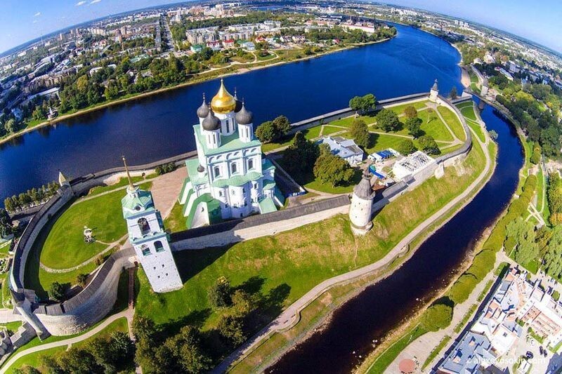 Хотите понять и ощутить историю Пскова – начните свой осмотр города с Кремля
