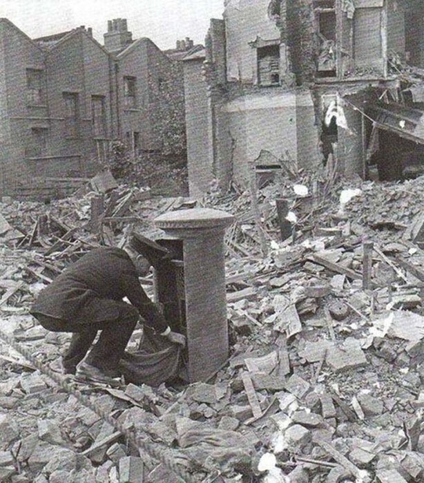 Британский почтальон во время Второй Мировой войны. Лондон, 1940-е