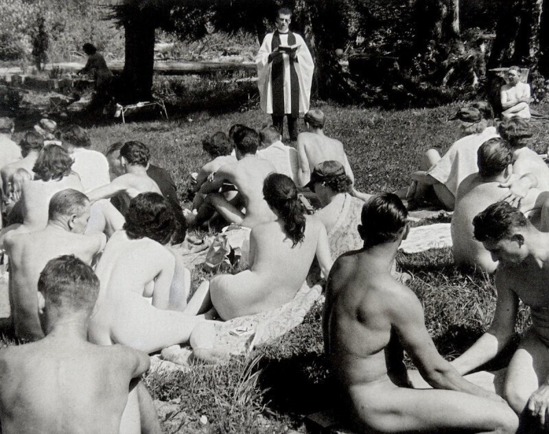 Члены клуба натуристов слушают проповедь, 1960–е годы, Британская Колумбия, Канада