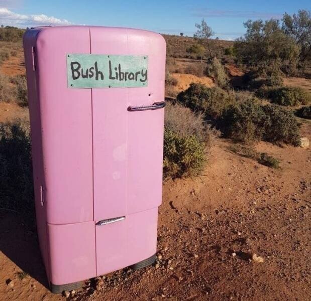 Библиотека в отдаленной пустынной местности в Австралии