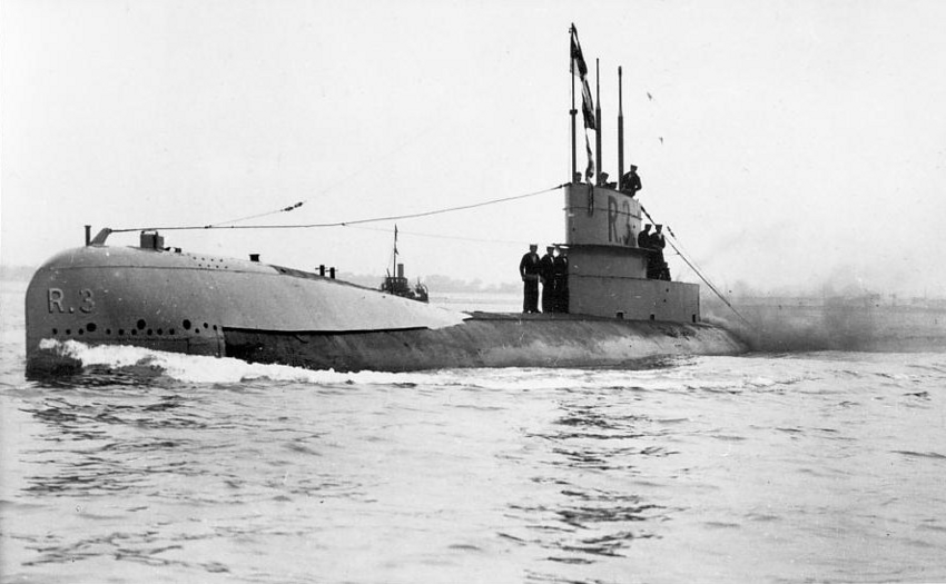 Подводная лодка R3. Построена в 1918 году на верфи Chatham Dockyard в графстве Кент. Отдана на слом в феврале 1923 года