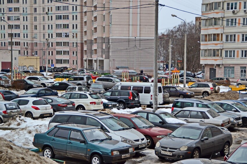 Депутат Госдумы выступил с инициативой запрета организации платных парковок во дворах жилых домов