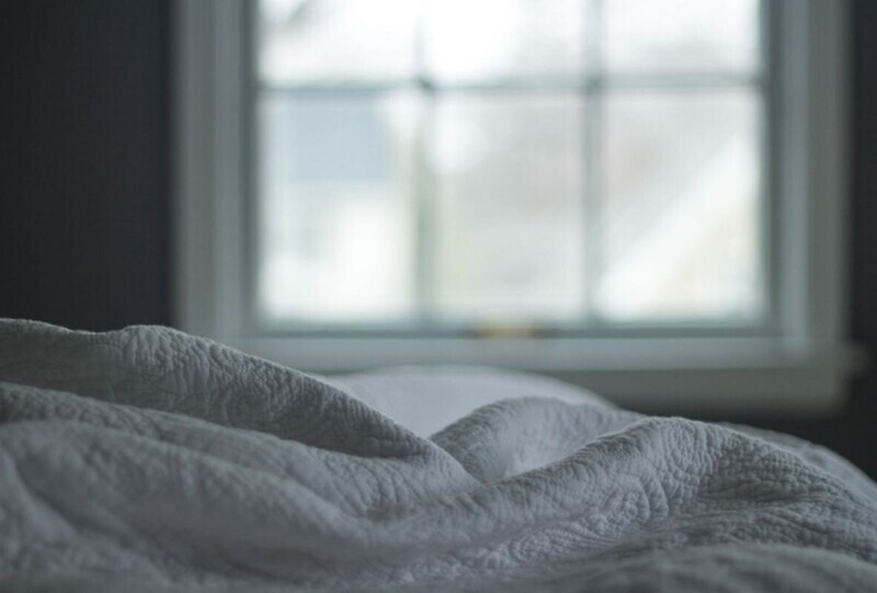 Почему не следует заправлять постель по утрам: объясняет врач NHS