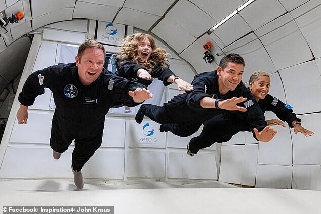 SpaceX запускает в космос первый гражданский экипаж