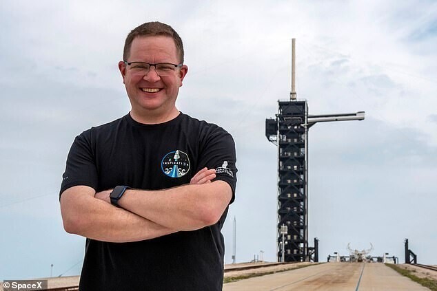 SpaceX запускает в космос первый гражданский экипаж
