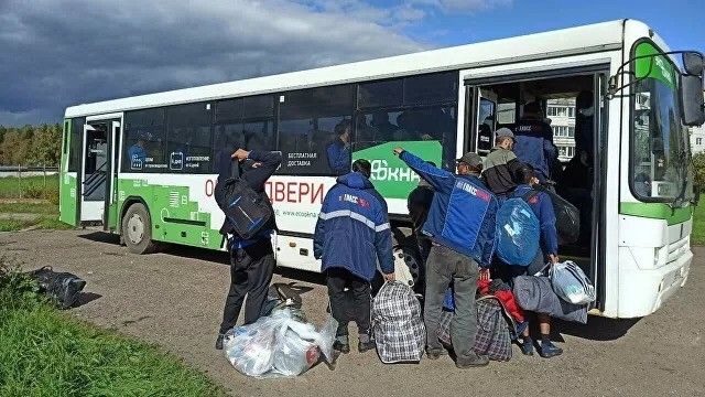 После народного схода мигрантов выселили из общежития в Бужаниново, но проблема осталась