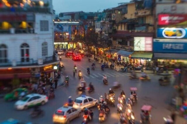 "Во Вьетнаме практически нет пешеходных переходов. А в Ханое к тому же нет просвета между машинами и мопедами. Поэтому, чтобы перейти улицу, ты просто межденно идешь через нее, и водители отворачивают перед тобой. Страшно, особенно поначалу"