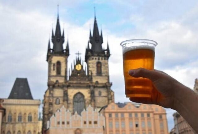 "В Чехии поражает дедевизна пиво. Оно дешевле любого безалкогольного напитка. Неудивительно, что чехи потребляют пива больше всех в мире!"