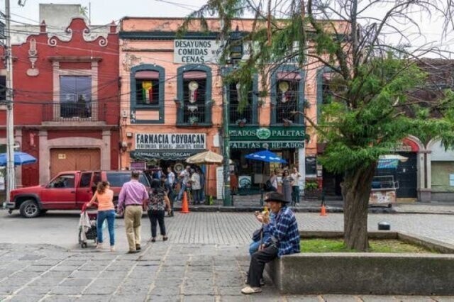 "В Мехико местные жители массово ходят в плотных брюках и кофтах с длинными рукавами, когда на улице 35 градусов жары. Для них это прохладно" 