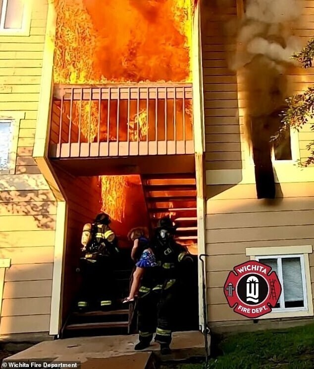 Пожарные в США спасли девочку из горящего дома 