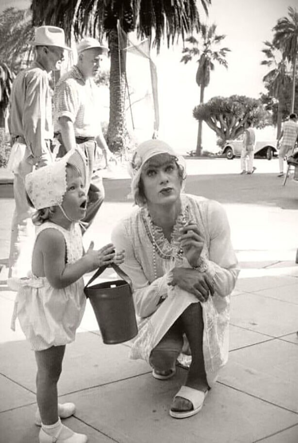 Кадр со съемок фильма «В джазе только девушки». Малышка Джейми Ли Кёртис навещает своего отца Тони Кёртиса