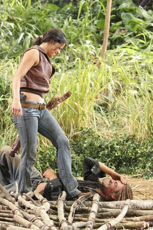 Мишель Родригес и Джош Холлоуэй на съёмках второго сезона «Остаться в живых», 2005 год