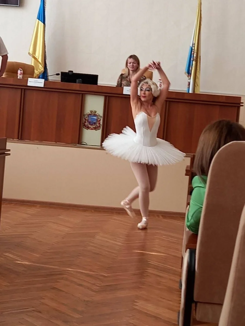 На Украине чиновница подарила танец лебедя мэру Черноморска 