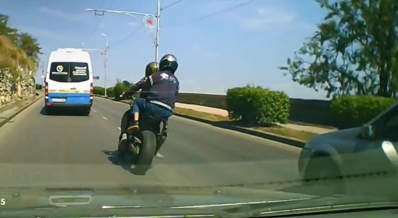 В Севастополе мотоциклист влетел в столб: пассажир получил травмы
