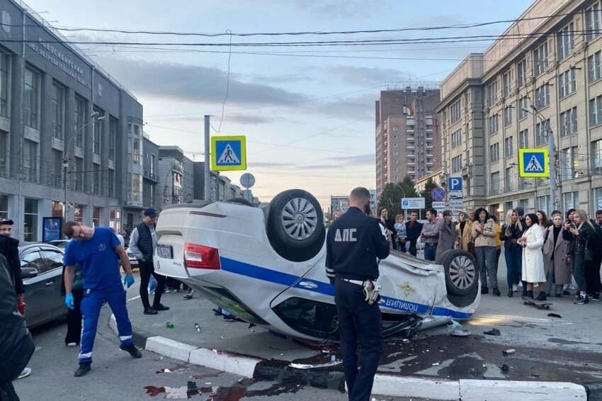 В Новосибирске "Лексус" протаранил и перевернул автомобиль ДПС