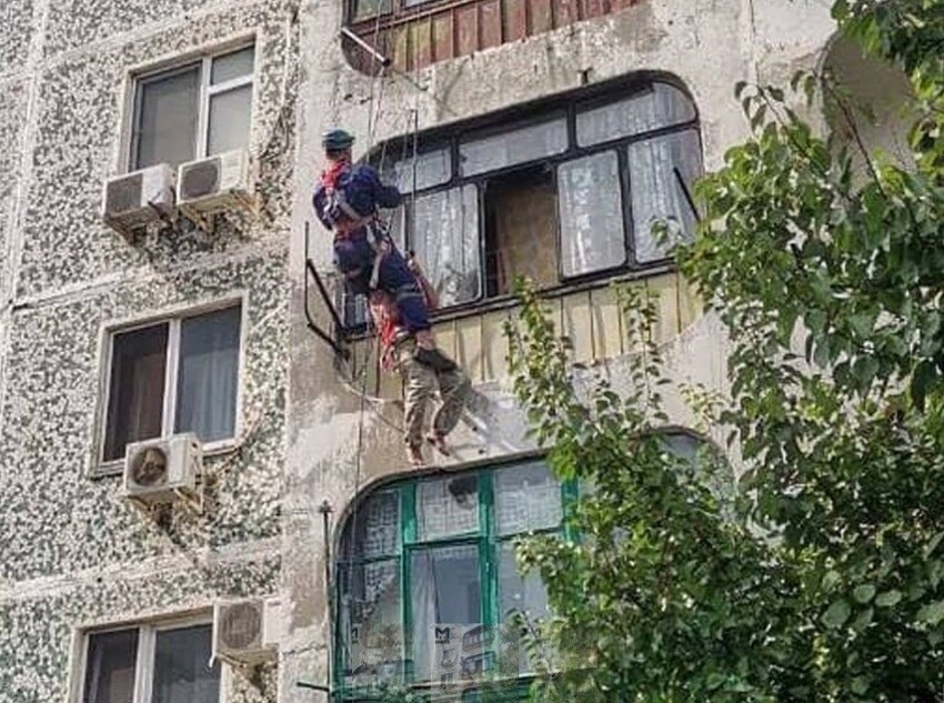 Новороссийск: мужик летел из окна с 5 этажа, но путь в "долину теней" преградили бельевые верёвки