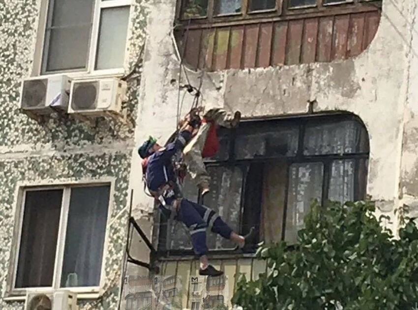Новороссийск: мужик летел из окна с 5 этажа, но путь в "долину теней" преградили бельевые верёвки