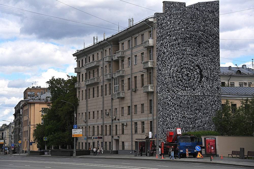 В Москве спасли от коммунальщиков стену с именами пропавших детей