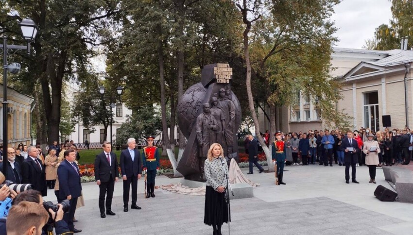 Дань подвигу: в Москве открыт памятник врачам, побеждающим коронавирус