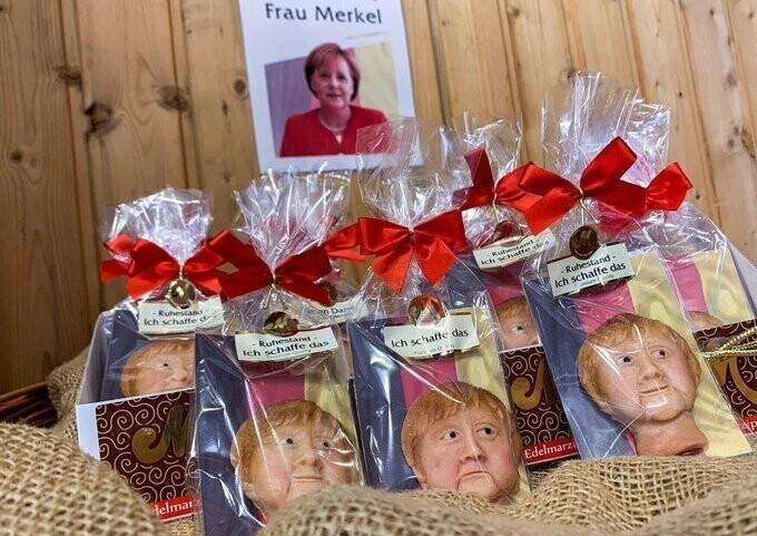 В Германии продают сладости с портретом Меркель в честь ее ухода на пенсию. Фрау проработала на посту канцлера 16 лет.