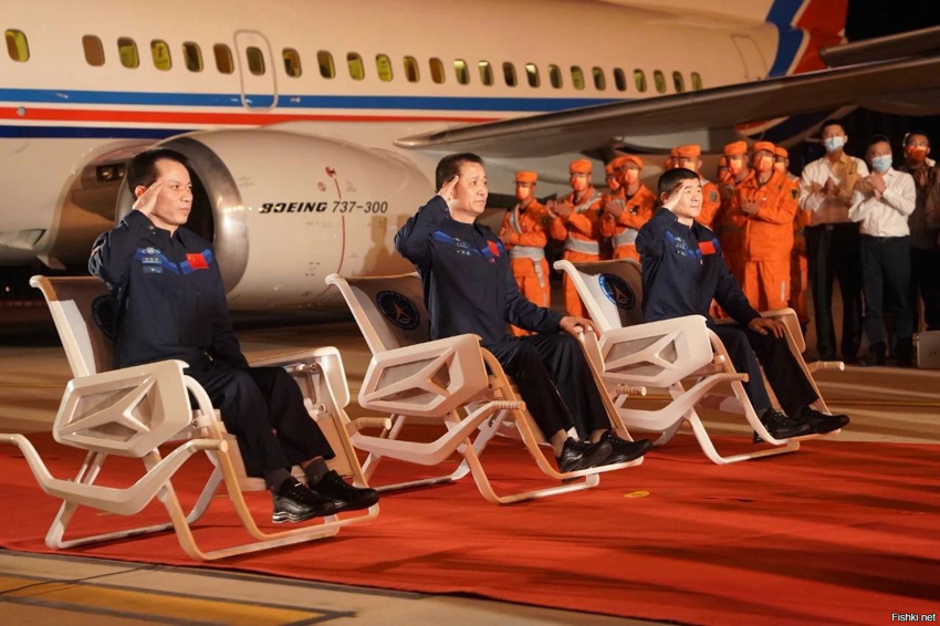 Экипаж космического корабля "Шэньчжоу-12" успешно прибыл в Пекин