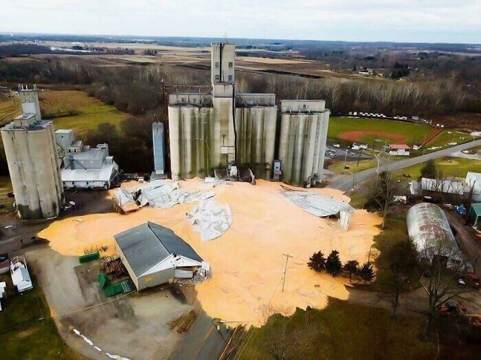 После обрушения силоса в Нью-Карлайл, штат Огайо, 28 января 2018 года на землю высыпалась кукуруза на $1 250 000