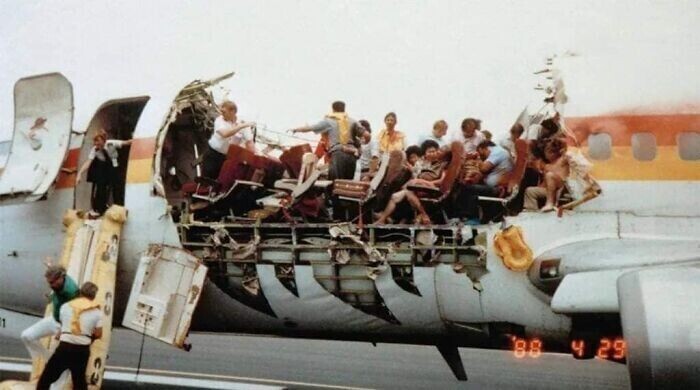 28 апреля 1988 года: крыша самолета авиакомпании Aloha Airlines сорвалась в воздухе на высоте 7300 метров