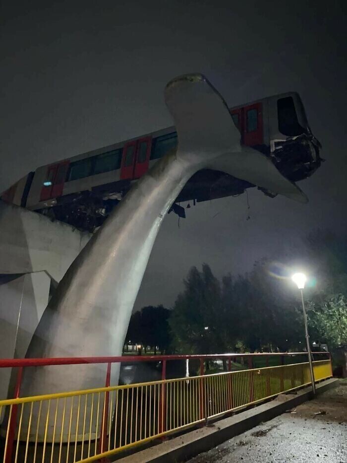 2 ноября 2020 года: в Спийкениссе, Нидерланды, поезд упал через ограждающий барьер в конце путей, попав на статую. К счастью, это случилось ночью, так что никто не пострадал