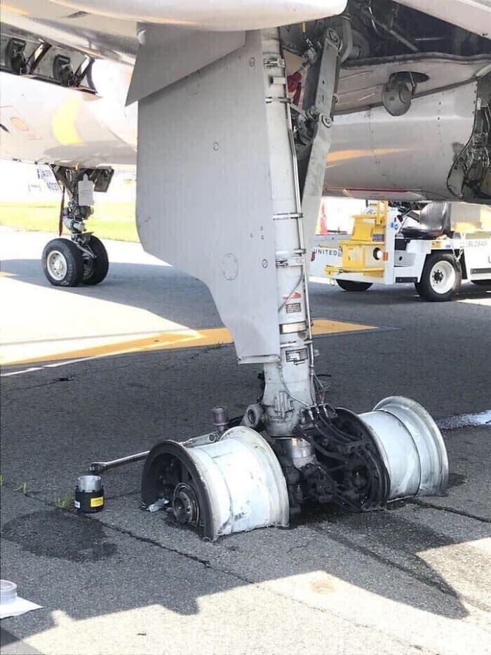 У самолета авиакомпании United Flight лопнули шины при взлете. К счастью, никто не пострадал