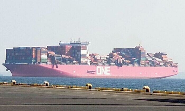Контейнеровоз «One Apus» прибывает в Японию после потери более 1800 контейнеров при переходе через Тихий океан в направлении Калифорнии