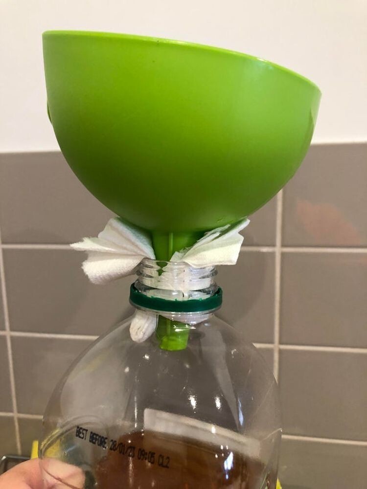 Если воронка не может устоять в горлышке бутылки в вертикальном положении, используйте два куска салфетки, чтобы сделать отверстие меньше, а воронку устойчивее