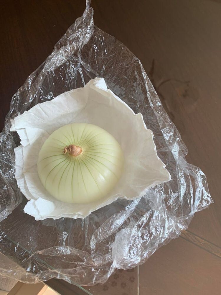 Простой совет, который поможет покончить с запахом лука в холодильнике: под обрезанный край луковицы подложите бумажное полотенце, после чего заверните это всё в плёнку или положите в пакет