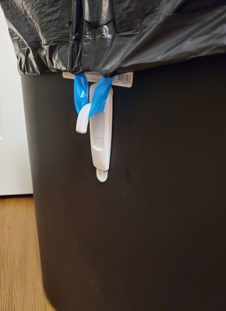 Чтобы мусорный пакет оставался на месте, используйте перевернутый самоклеящийся пластиковый крючок