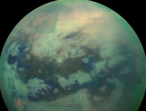 17. Титан (спутник Сатурна) - единственный спутник в Солнечной системе с плотной атмосферой и единственная планета, кроме Земли, имеющая на поверхности жидкие озера, реки и океаны