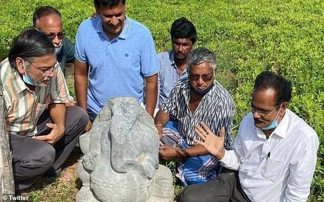 В индийской деревне откопали каменного Ганешу прямо перед фестивалем Ганеша-чатуртхи
