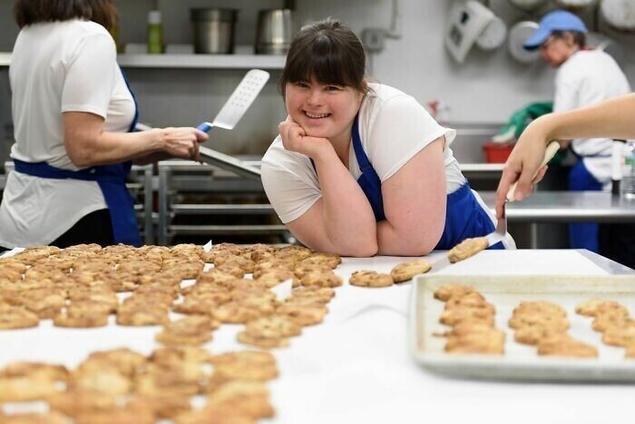 Женщина с синдромом Дауна открыла свою пекарню Collettey's Cookies после того, как все пекарни, куда она отправляла резюме, ей отказали