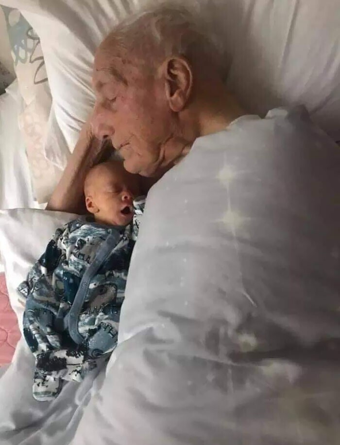 5-недельный малыш со своим 101-летним прадедушкой