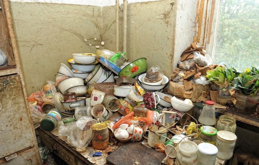 В российском городе в ответ на жалобы соседей вскрыли набитую мусором квартиру