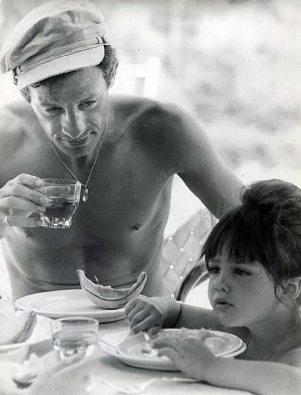Жан–Поль Бельмондо с дочерью Патрисией, 1963 год, Франция