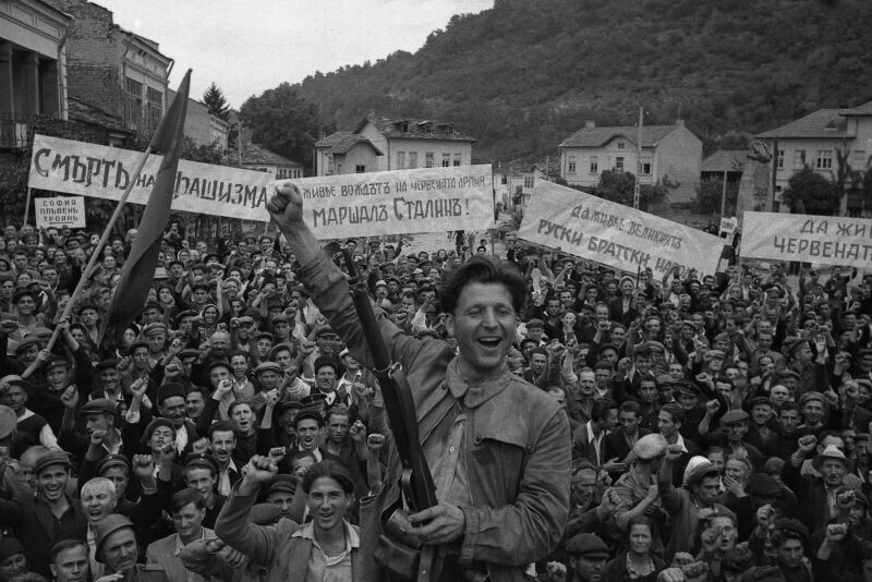 Жители Болгарского городка празднуют освобождение от гитлеровцев. Имя человека на переднем плане — Коча Караджев, болгарский партизан.