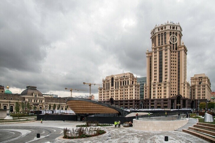Центральная часть нового парка на Павелецкой площади в Москве открыта после благоустройства