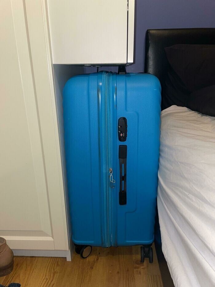 "Мой чемодан чудом поместился в это пространство в арендованной квартире"