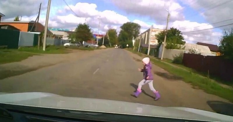В Чувашии маленькая девочка выбежала на проезжую часть: водитель чудом избежал наезда