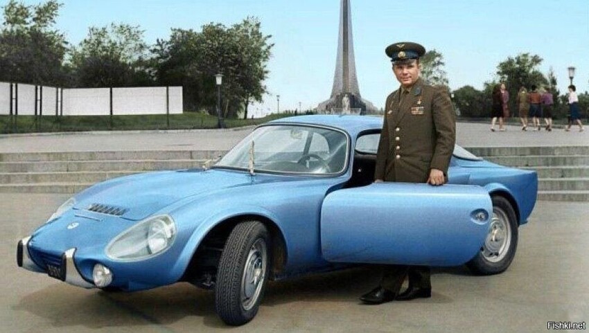 Юрий Гагарин с подарком от французов-автомобилем «Matra»,1960-е