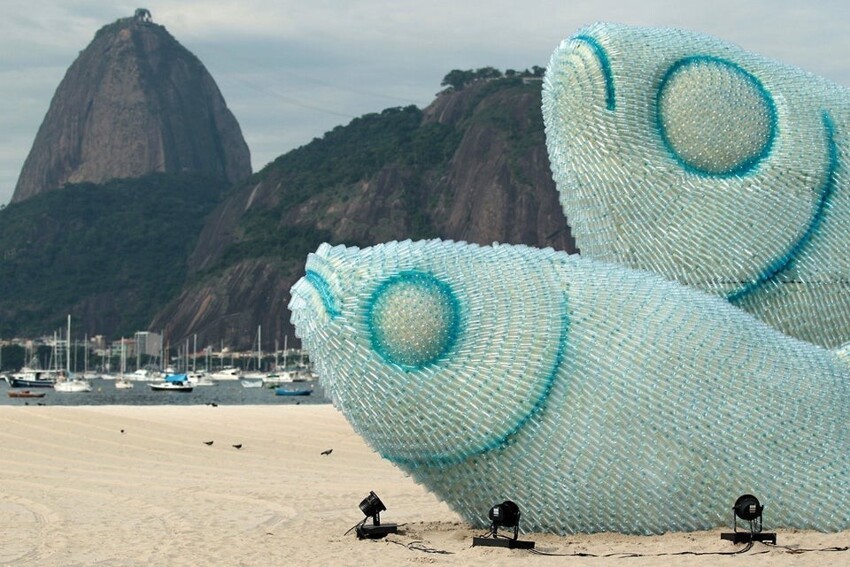 Гигантские рыбы, сделанные из пластиковых бутылок, выставлены на пляже Ботафого в Рио-де-Жанейро