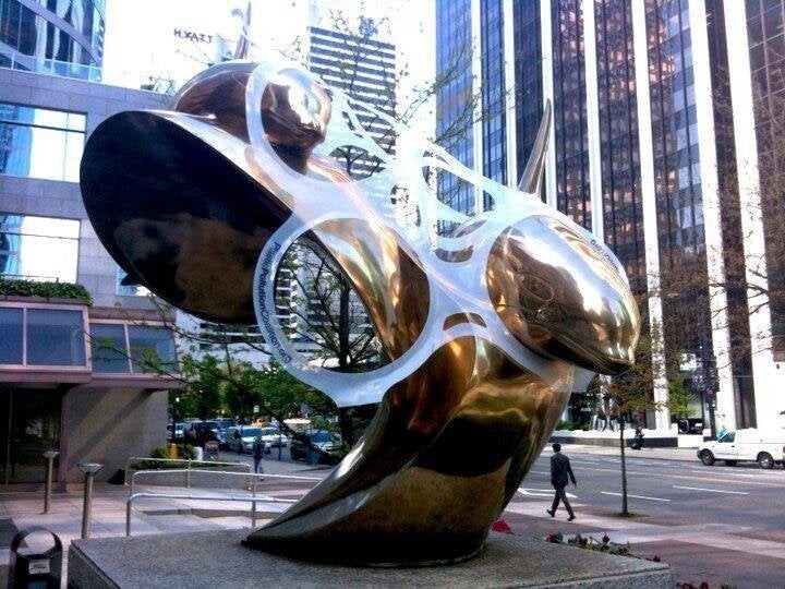 Коалиция по борьбе с загрязнением пластика установила в Ванкувере скульптуру, изображающую дельфинов, завернутых в кольцо из 6 упаковок