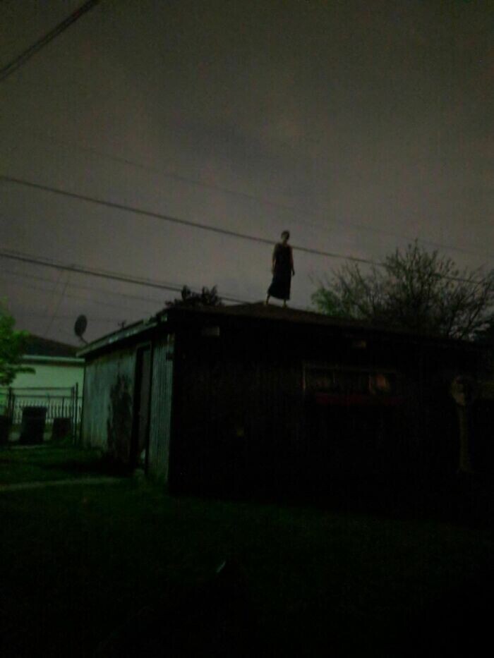 3. "Друг пошел прогуляться прошлой ночью и увидел эту женщину. Она просто стояла на крыше"